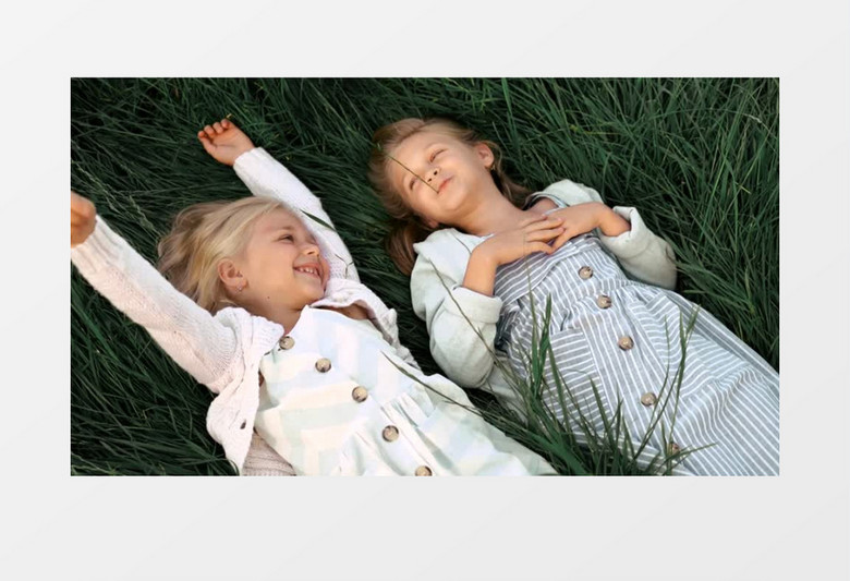 实拍清新草地两女孩躺着享受大自然实拍素材