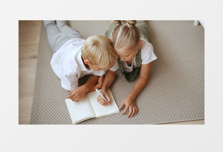 俯拍高清实拍兄妹室内趴着读书阅读学习视频素材