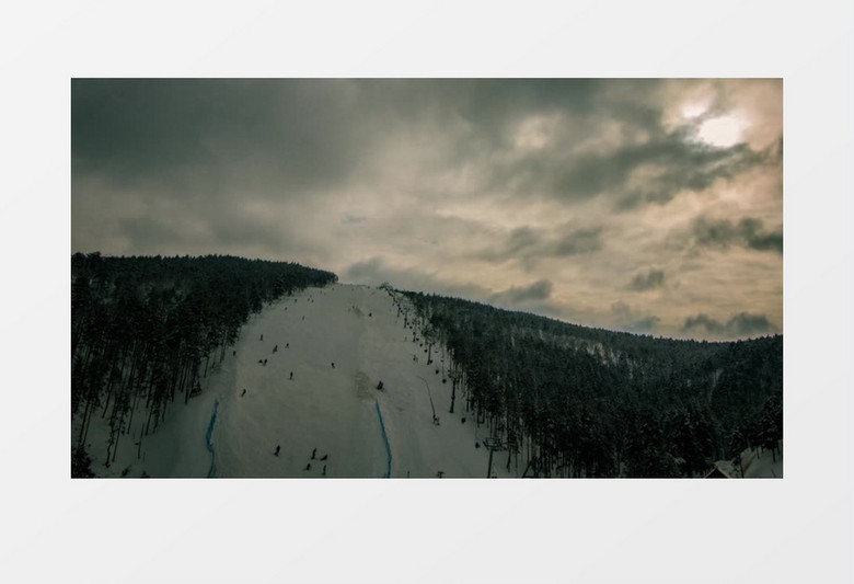 延时拍摄雪山上滑雪的人延时拍摄视频素材