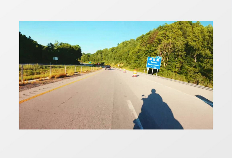 延时拍摄摩托车在道路上的行驶轨迹延时拍摄视频素材