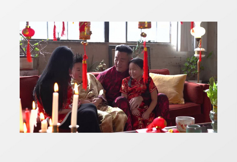 一家人穿着喜庆在嬉戏打闹实拍视频素材