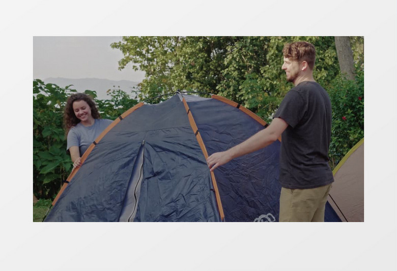 一对情侣在移动帐篷的位置实拍视频素材