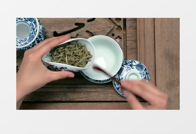 女人在茶具中放入茶叶实拍视频素材