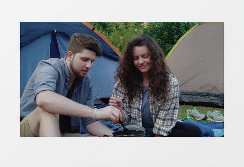 一对情侣在郊外露营野餐实拍视频素材