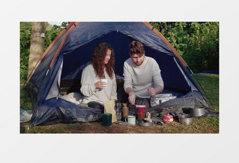 一对情侣在郊外露营煮咖啡实拍视频素材
