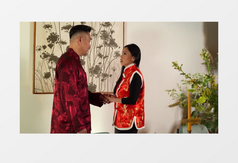夫妻二人穿着喜庆在愉快的交流实拍视频素材