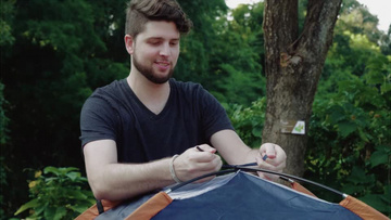 男人在绑帐篷实拍视频素材