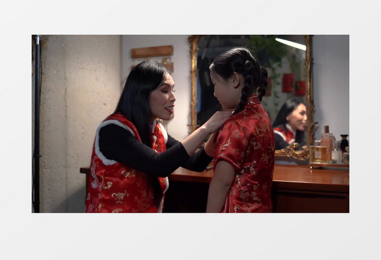 妈妈在给女儿整理衣服实拍视频素材