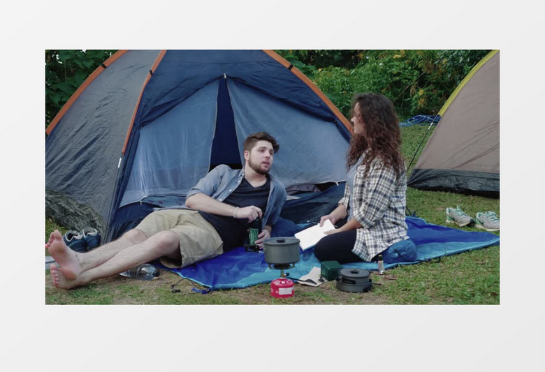 一对男女在帐篷边交流实拍视频素材