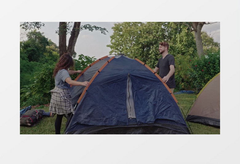 一对情侣在郊外搭帐篷实拍视频素材