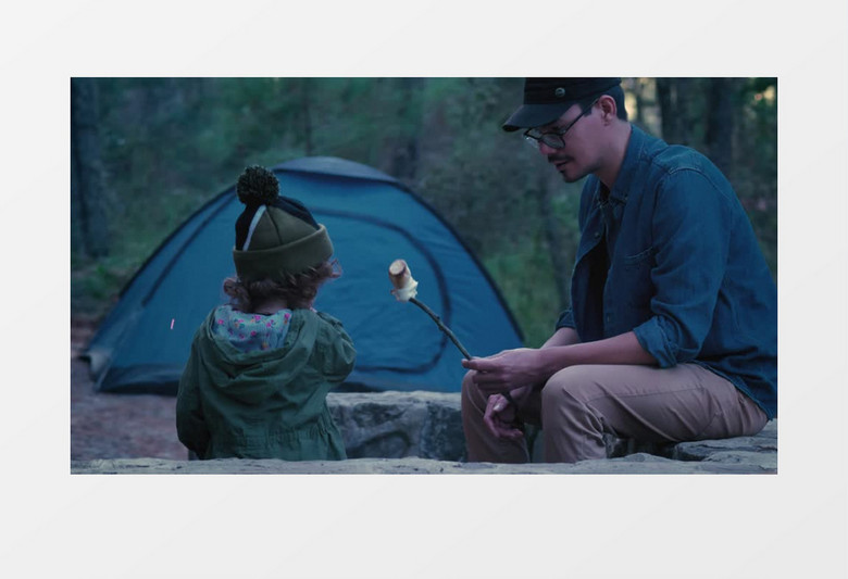 爸爸给宝宝品尝自己烤出的食物实拍视频素材