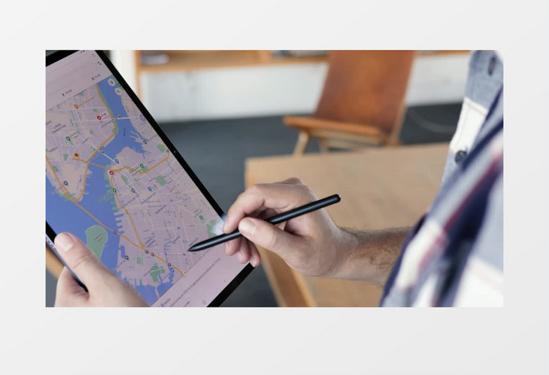 男人在平板上查看地图规划路线实拍视频素材