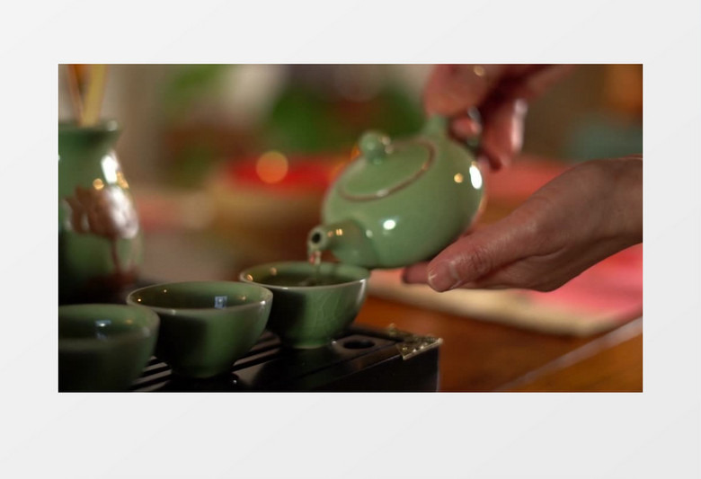 人拿着绿色的茶壶在倒茶水实拍视频素材