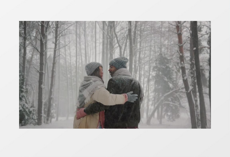 一对情侣相拥走在下雪的森林里实拍视频素材