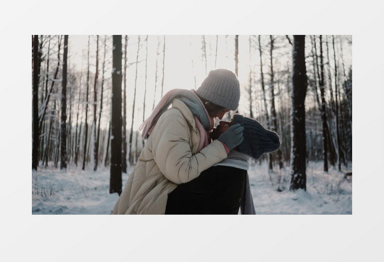 一对情侣在森林的雪地里亲密拥抱实拍视频素材