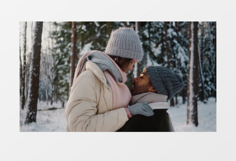 男人抱着女人在雪地里转圈实拍视频素材