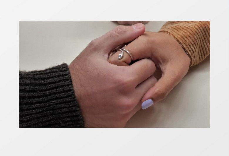 男人抚摸女人食指上戴的蛇形戒指实拍视频素材