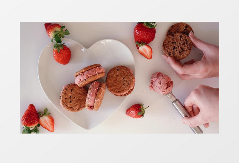 桌面上草莓味的夹心饼干实拍视频素材