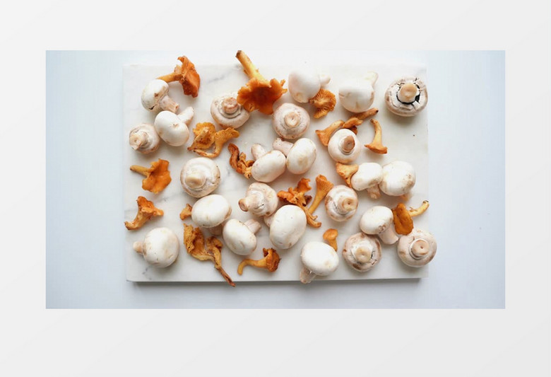 摆满台面的白香菇和黄蘑菇实拍视频素材