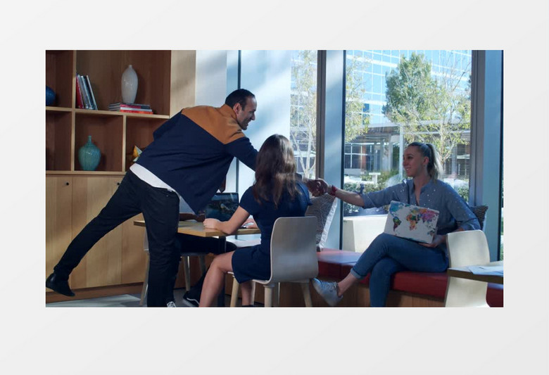 男人跟女人握手之后又跟同事讨论工作实拍视频素材