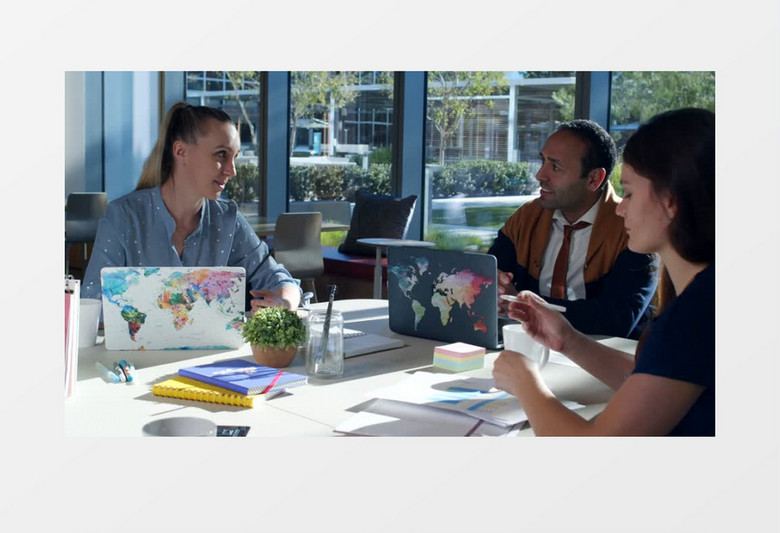 三人小组在开心的讨论工作实拍视频素材