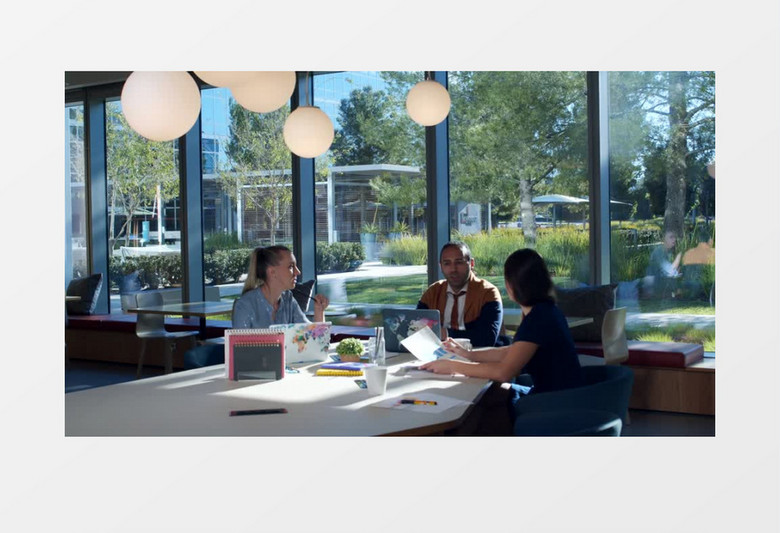 三人小组在讨论工作实拍视频素材