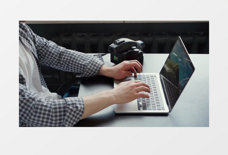 男人在笔记本电脑上打字实拍视频素材