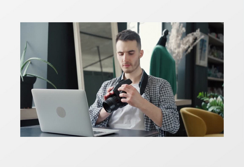 男人在笔记本面前调整数码相机实拍视频素材