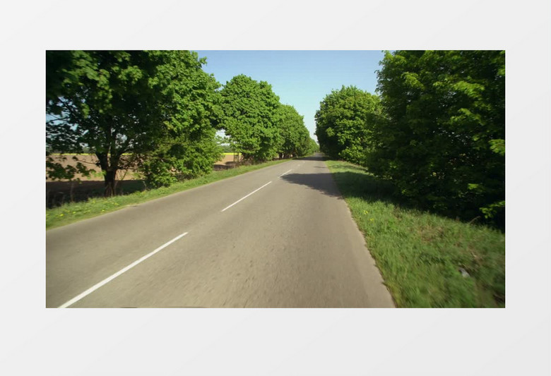 行驶在田野中间的道路上实拍视频素材