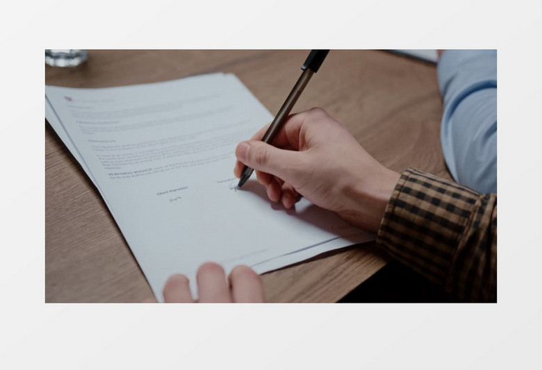 男人在合同上签上名字之后递给合作伙伴实拍视频素材