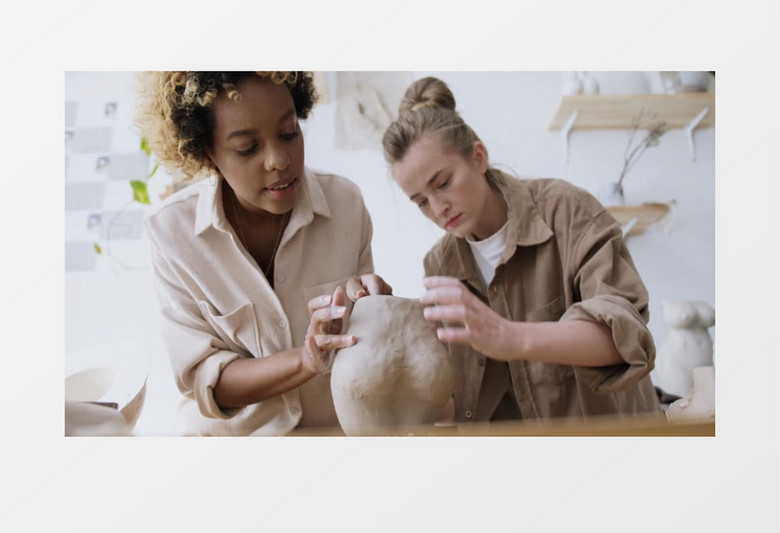 两个美女在合作完成泥塑作品实拍视频素材