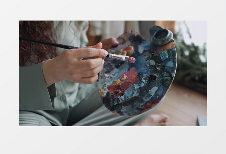 美女画家在调色板上调颜色实拍视频素材