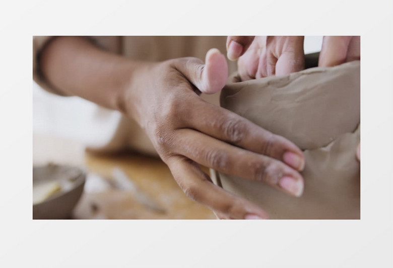 美女用手抹平泥塑作品实拍视频素材