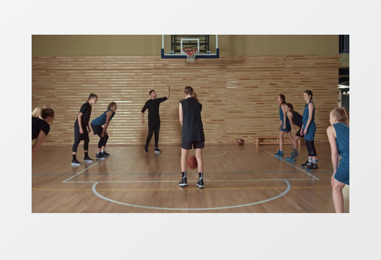 女篮球运动员在点球之后双方开始抢球实拍视频素材