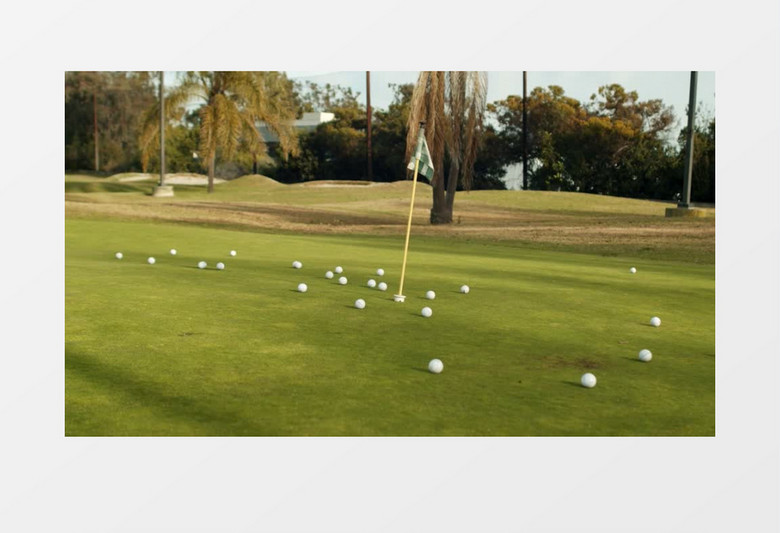 好多的高尔夫球堆积在一起实拍视频素材