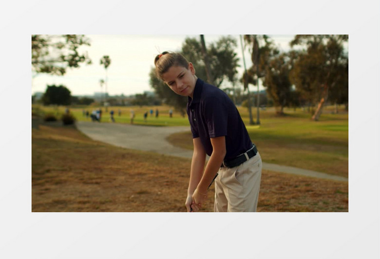 男子在打高尔夫球实拍视频素材