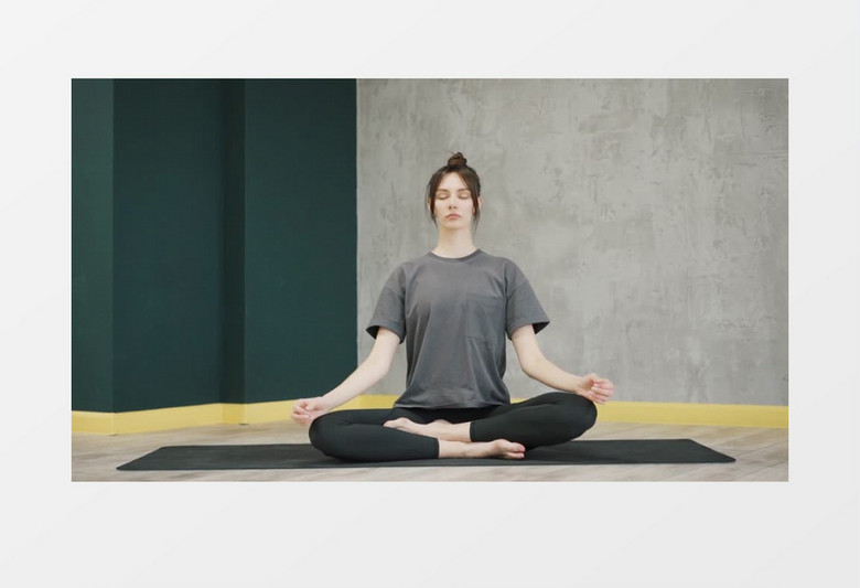 女子在瑜伽垫上静坐实拍视频素材