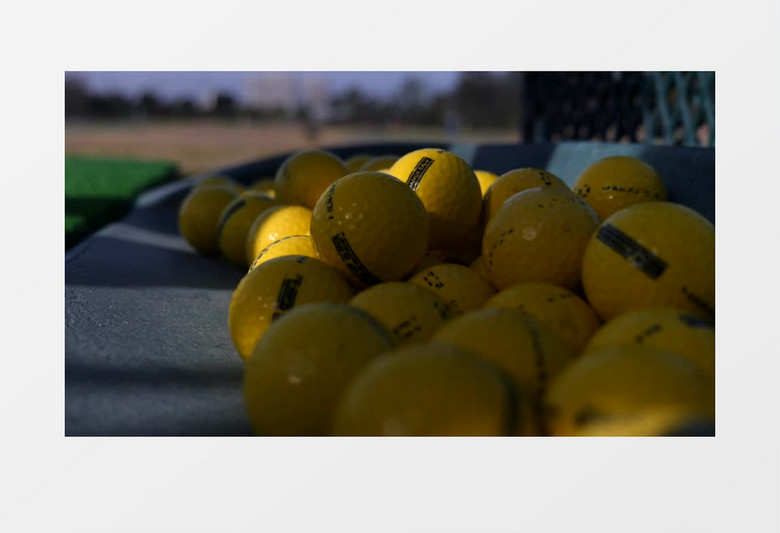 一堆黄色的高尔夫球实拍视频素材