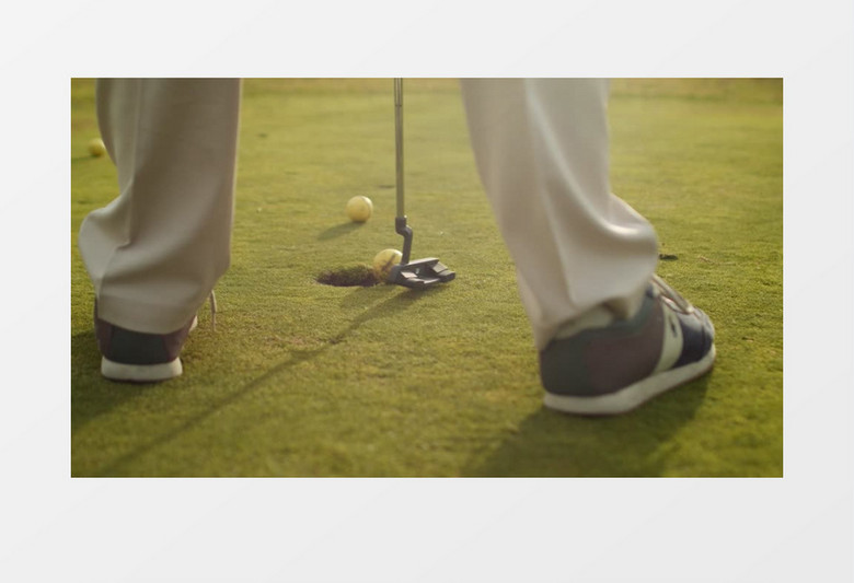 高尔夫球被球杆打进洞实拍视频素材