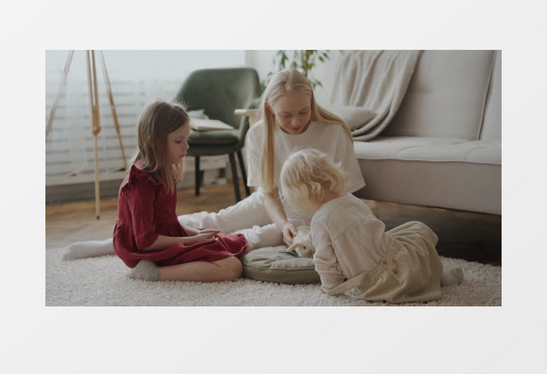 妈妈在陪孩子一起看小兔子实拍视频素材