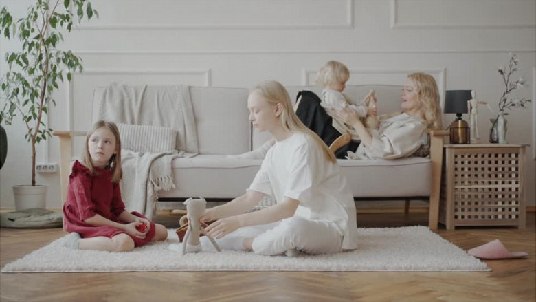 两个妈妈分别在陪伴自己的孩子玩耍实拍视频素材