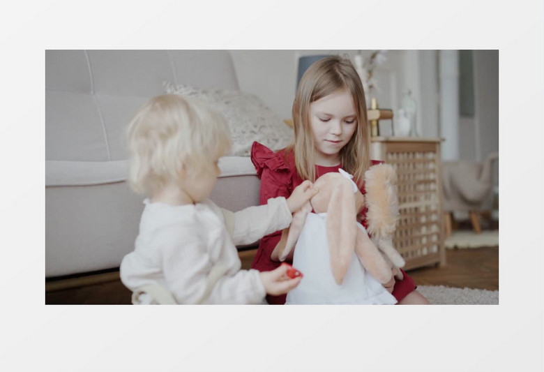 两个小女孩拿着小水杯给玩偶喂水实拍视频素材