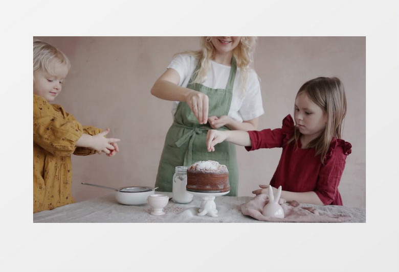 妈妈跟孩子们在给蛋糕撒糖霜实拍视频素材