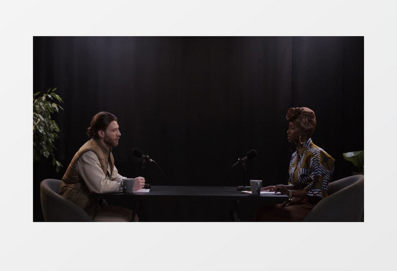 两个演员坐在桌子旁对话实拍视频素材