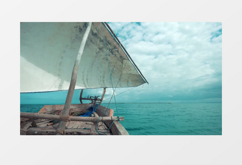 蓝色大海有一艘小帆船实拍视频