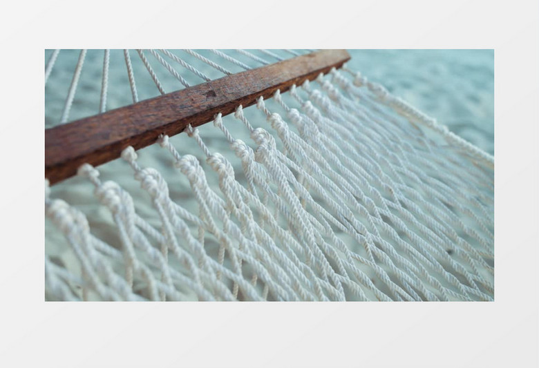 特写拍摄海滩边的白色网织吊床实拍视频