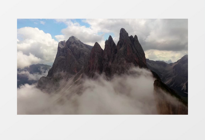 全景拍摄山间云雾缭绕实拍视频