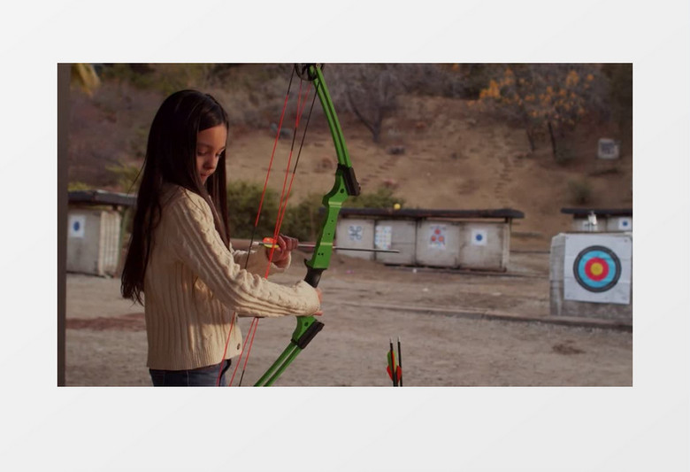 女孩正在给弓弩上箭准备射击实拍视频