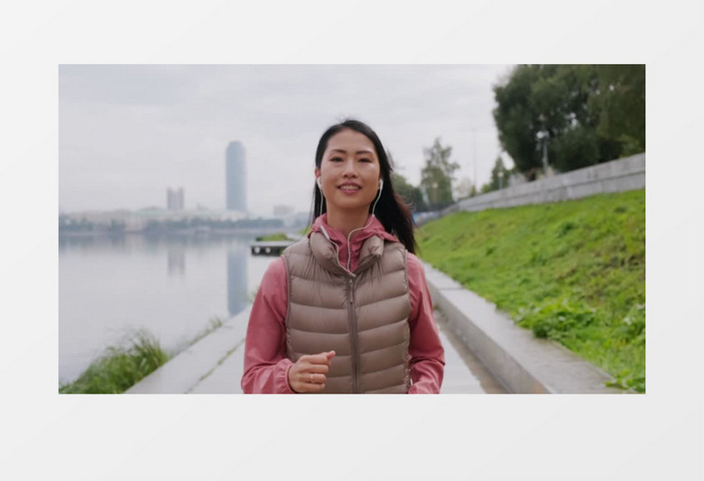 正面拍摄女子迎面跑来实拍视频