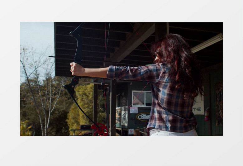 一名女子正在准备射击实拍视频